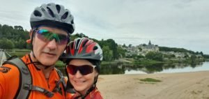 Cristiane Lorga e o seu companheiro em passeio ciclístico. Pedal em casal fortalece relacionamento