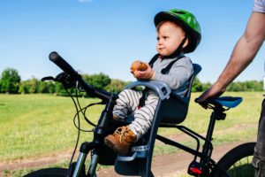 Leia mais sobre o artigo Dicas de como levar os pequenos na bicicleta com o retorno das aulas